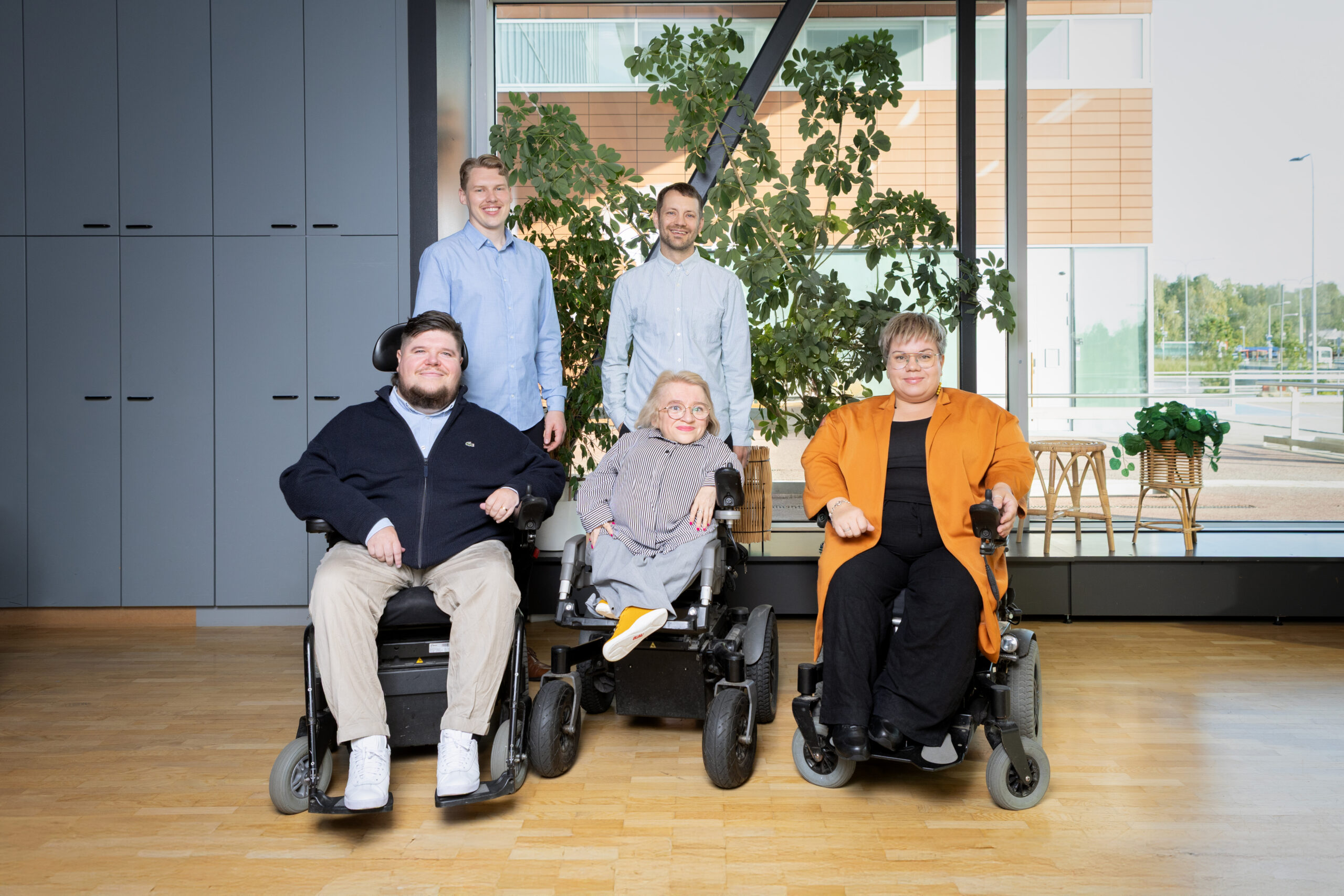 Riesan tiimi, 5 henkilöä. Takarivissä vasemmalta Joel, Mika. Eturivissä vasemmalta Atso, Anni, Ella.